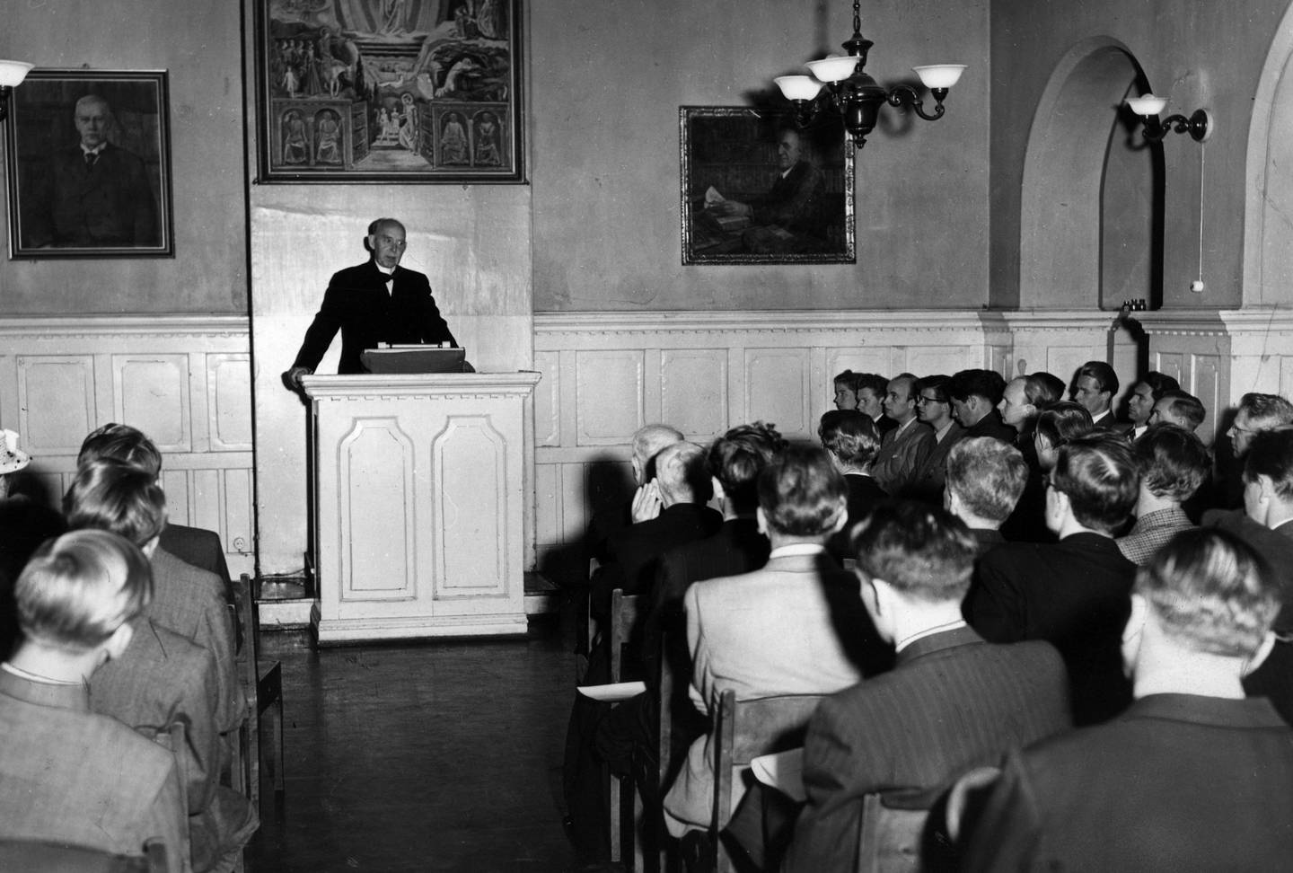 Oslo 19520614
Professor Ole Hallesby slutter ved Menighetsfakultetet. Her er han på talerstolen.
FOTO: NTB / SCANPIX