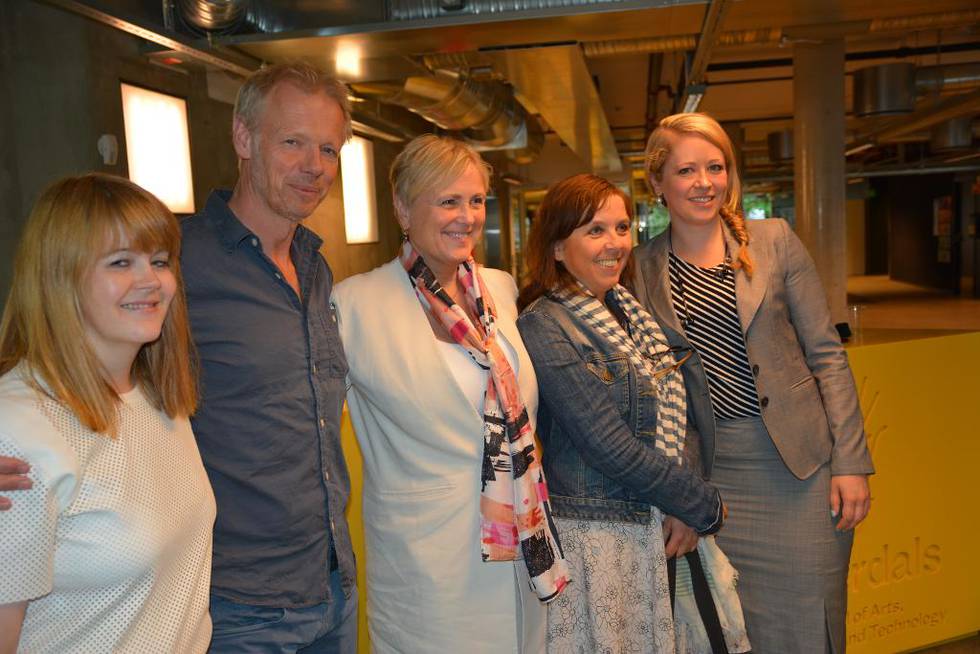 Fire av medlemmene var til stede under presentasjonen. Fra venstre: Elisabeth Sjaastad, Kai Robøle, Thorhild Widvey, Anne Gaathaug og Stine Helén Pettersen.