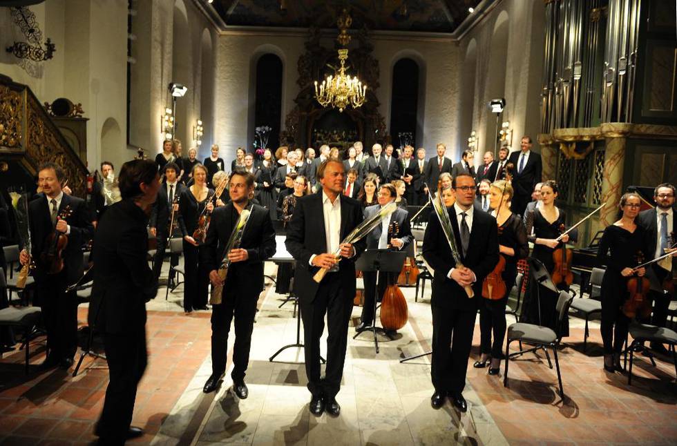 Balthasar-Neumann-Chor & Solisten og Balthasar-Neumann-Ensemble fikk massiv applaus for sin fremføring av Bachs Johannespasjon. Dirigent Thomas Hengelbrock (i midten) flankert av solistene Michael Nagy (t.v.) og Daniel Behle.