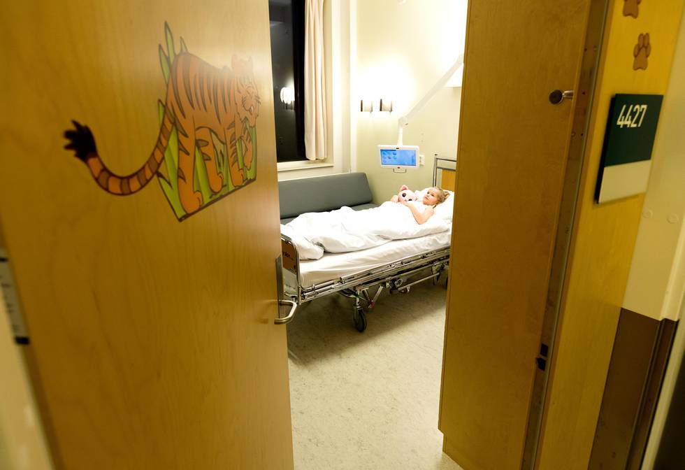 Trondheim  20171101.Barn som ligger med kosedyr i senga på sykehus. Modellklarert.Foto: Gorm Kallestad / NTB scanpix