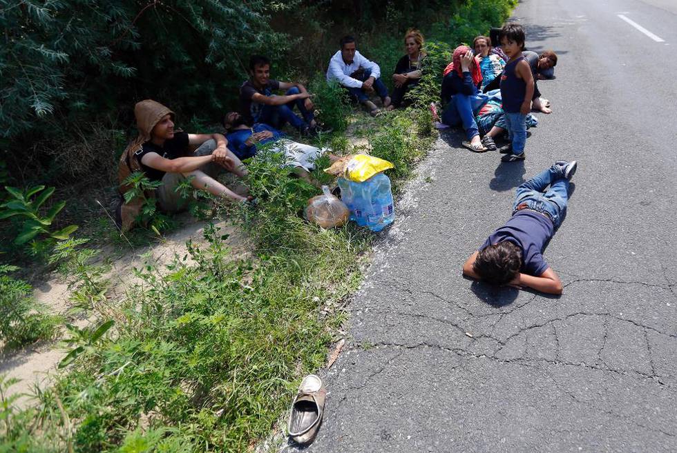Syriske flyktninger hviler i veikanten etter å ha krysset grensen fra Serbia til Ungarn. Mange barn flykter alene til Europa. I Norge har økningen vært voldsom de siste månedene. 