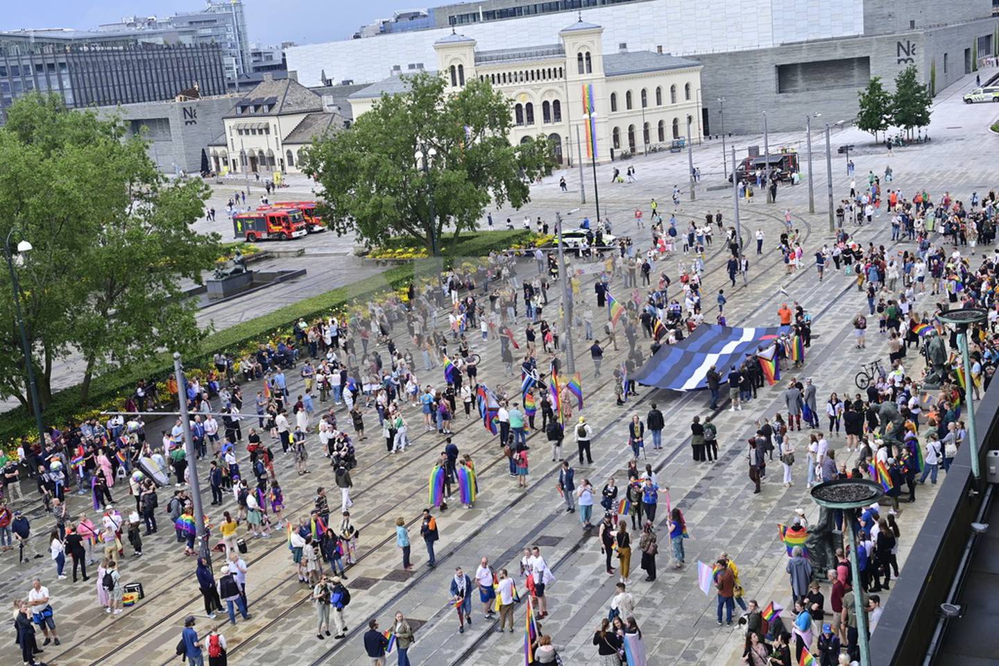 Oslo 20220627. Minnemarkering på Rådhusplassen etter terrorangrepet i Oslo natt til lørdag. På grunn av en uavklart trusselsituasjon gikk politiet tidligere på dagen ut med en anbefaling om at pride-arrangement i Oslo avlyses da de ikke kan garantere for sikkerheten.