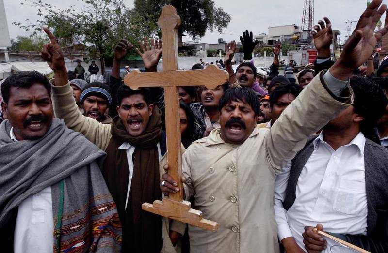 Pakistanske kristne gikk før påske i en demonstrasjon for å fordømme selvmordsangrepene nær to kirker i Peshawar i Pakistan. 