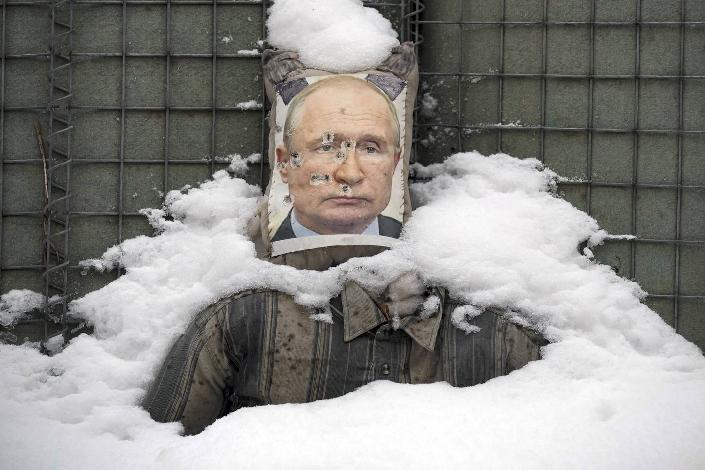 Putin er bokstavelig talt skyteskive ved fronten i ukrainske Lugansk. Språklig vil Ukraina komme ut av den russiske skyggen ved at omverdenen skriver ukrainske navn på ukrainsk. 
Foto: Vadim Ghirda, AP/NTB
