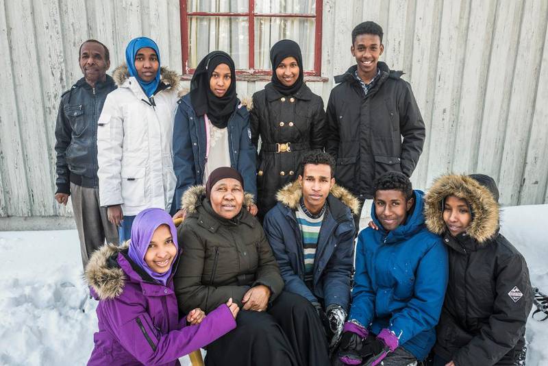Ashos flokk er endelig samlet. Foran fra venstre: Ayan (19), Asho (mor), Abdisalan (20), Abdirahman (12) og Amal (18). Bak fra venstre: Ali (far), Naima (19), Hafsa (14), Mustaqim (16) og Ahmed (11).