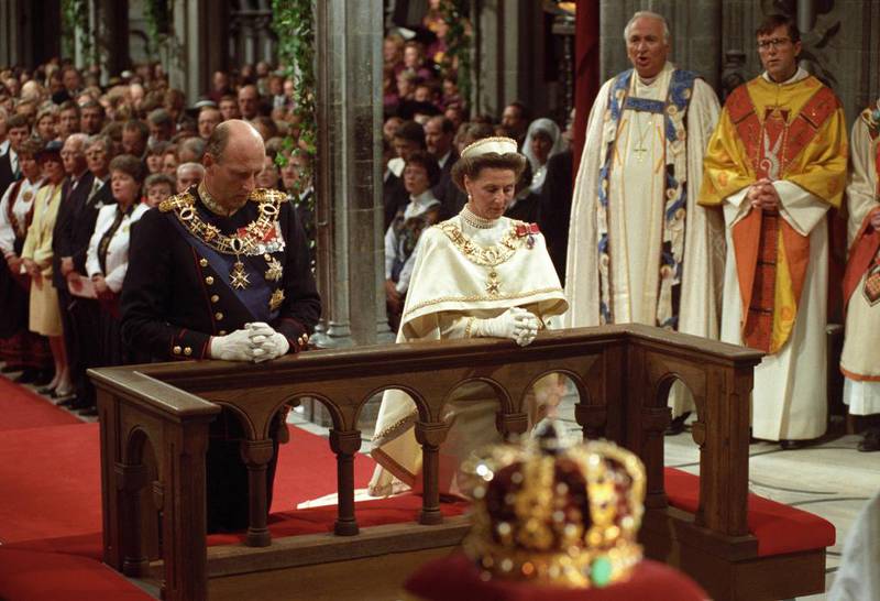23. juni 1991 knelte kong Harald og dronning Sonja ved altaret i Nidarosdomen i Trondheim, for så å bli signa av Nidaros-biskop Finn Wagle. I framgrunnen ser ein kongekrona.