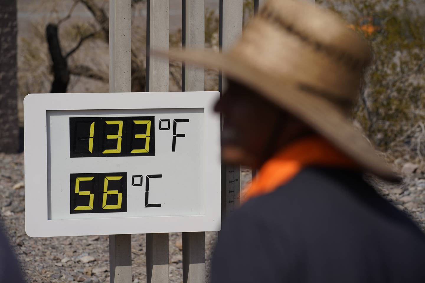 Death Valley i USA, et av de varmeste stedene på kloden, ble i fjor sommer rammet av en ekstrem hetebølge. Termometeret på bildet viste 56 grader – mens et mer nøyaktig instrument i samme område viste et par grader lavere. Foto: John Locher / AP / NTB