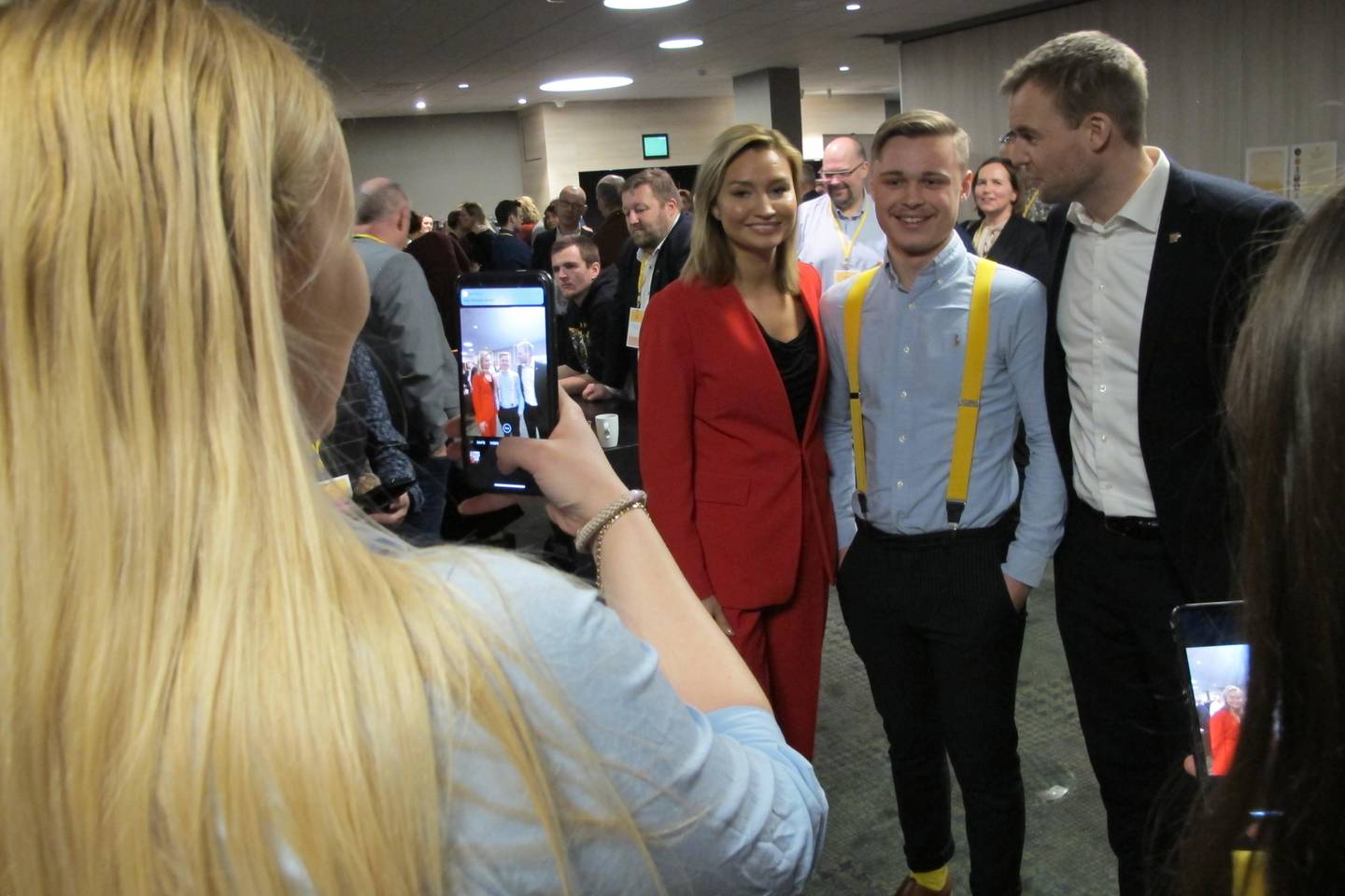 Ebba Busch Thor var stjerne blant mange KrF-ere i korridorene under konferansen på Gardermoen. Flere ville ta selfie med den svenske politiske kometen.