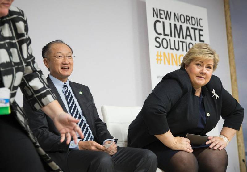 Verdensbankens president Jim Yong Kim og statsminister Erna Solberg ankommer pressenkonferansen på åpningensdagen av FNs klimakonferanse i Paris 2015.