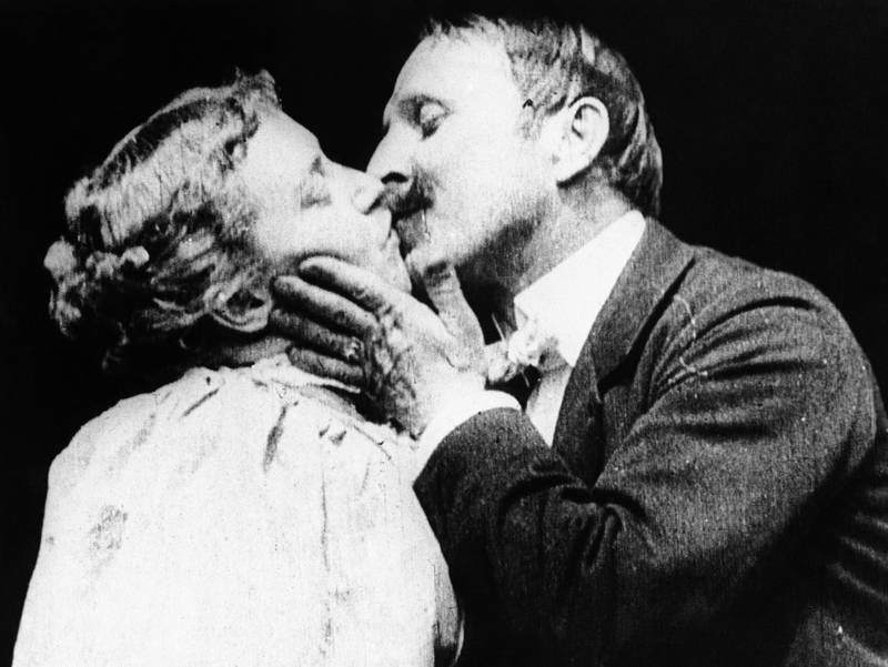Det første kysset som ble vist på kino. En scene fra Thomas Edisons film.