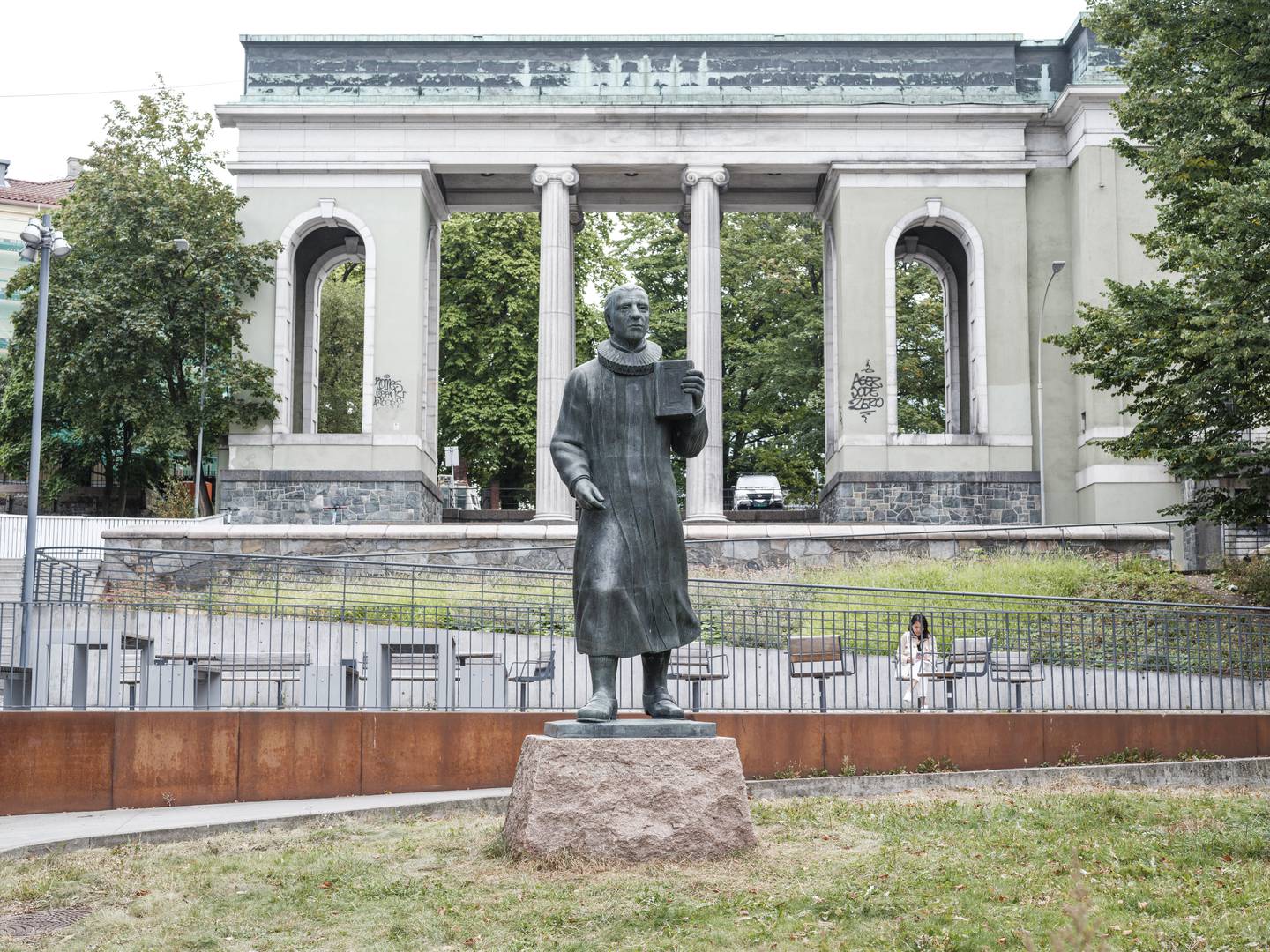 Statue av Hans Egede ved Trefoldighetskirken og Gamle Deichman bibliotek.