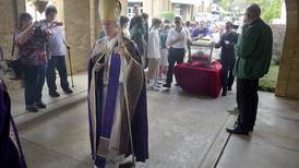 Paven sparker kontroversiell biskop
