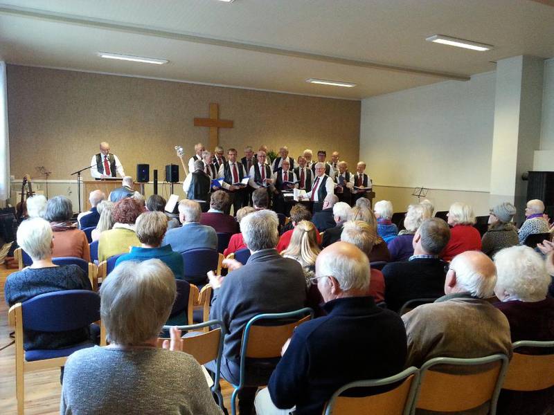 Sel Baptistmenighet innviet bedehuset på Otta som sitt nye lokale i midten av oktober. På bildet synger mannskoret Mænsing fra Toten Frikirke deltok.