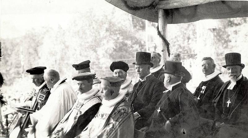 GEISTLIGE: Den norske kirkes biskoper deltok på markeringene. Det var kong Haakon VII som var hovedtaler, som statskirkens øverste.