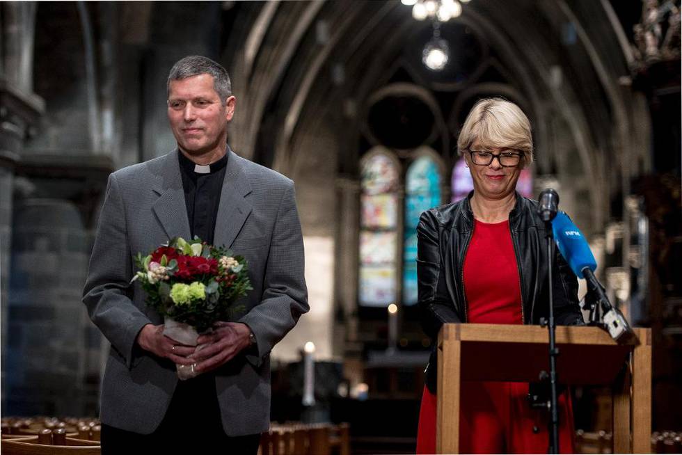 Leder i Kirkerådet, Kristin Gunleiksrud Raaum, ønsker Ivar Braut velkommen som ny biskop i Stavanger bispedømme på pressekonferansen i Stavanger domkirke i går.