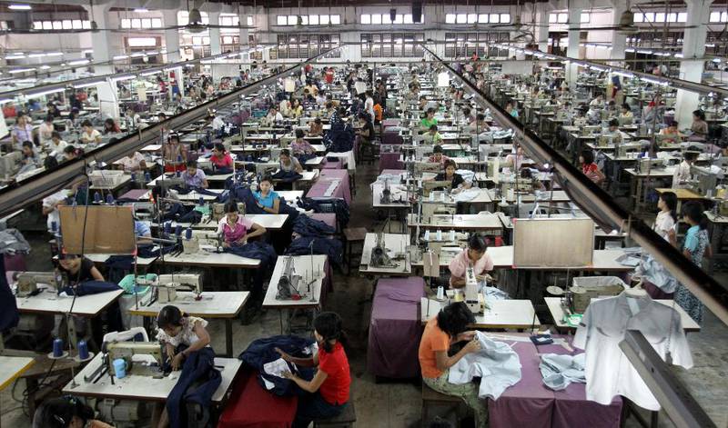 Unge arbeidere på tekstilfabrikk i Yangon, Myanmar. Virke, LO og Handel og  kontor står bak et nytt prosjekt  om global handel, etikk og  tekstilindustri i videregående skole.