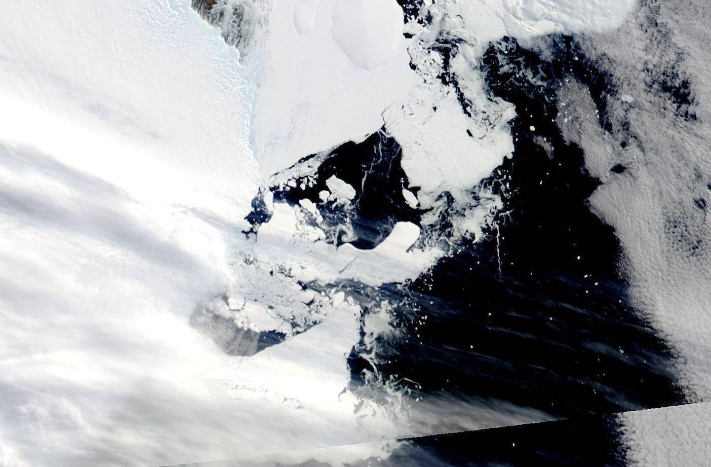 ISBREM LØSNET: Et satelittbilde fra NASA viser biter av Conger-bremen som isfjell på vei ut i havet.