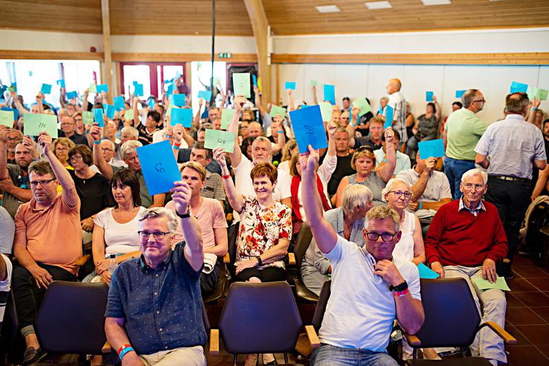 Under sommerens landsmøte for De frie evangeliske forsamlinger (DFEF) ble det et klart flertall for tettere samarbeid med Pinsebevegelsen. 124 stemte ja og 44 stemte nei.