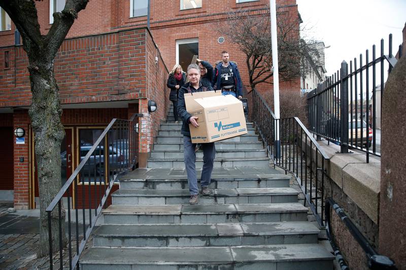 OSLO  20150226.
Politiet bærer ut beslag fra kontorene til Det Katolske Bispedømme i Oslo etter at de torsdag gjennomførte en razzia i lokalene. Biskop Bernt Eidsvig er siktet for grovt bedrageri.
Foto: Cornelius Poppe / NTB scanpix