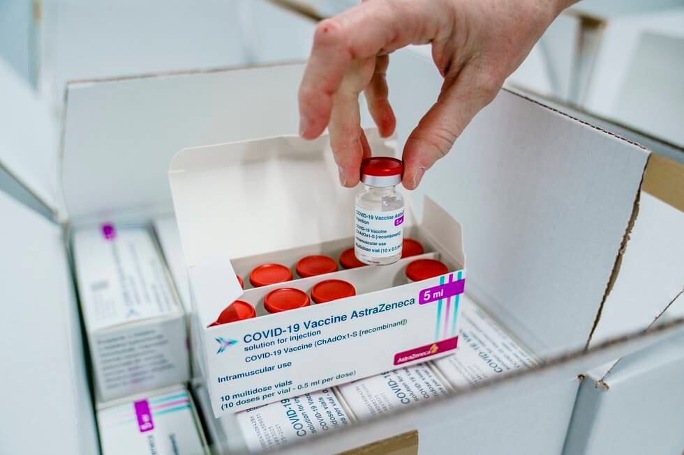 Norge stanset bruken av koronavaksinen til AstraZeneca-vaksinen 11. mars. En ny vurdering kommer fredag. Foto: Stian Lysberg Solum / NTB