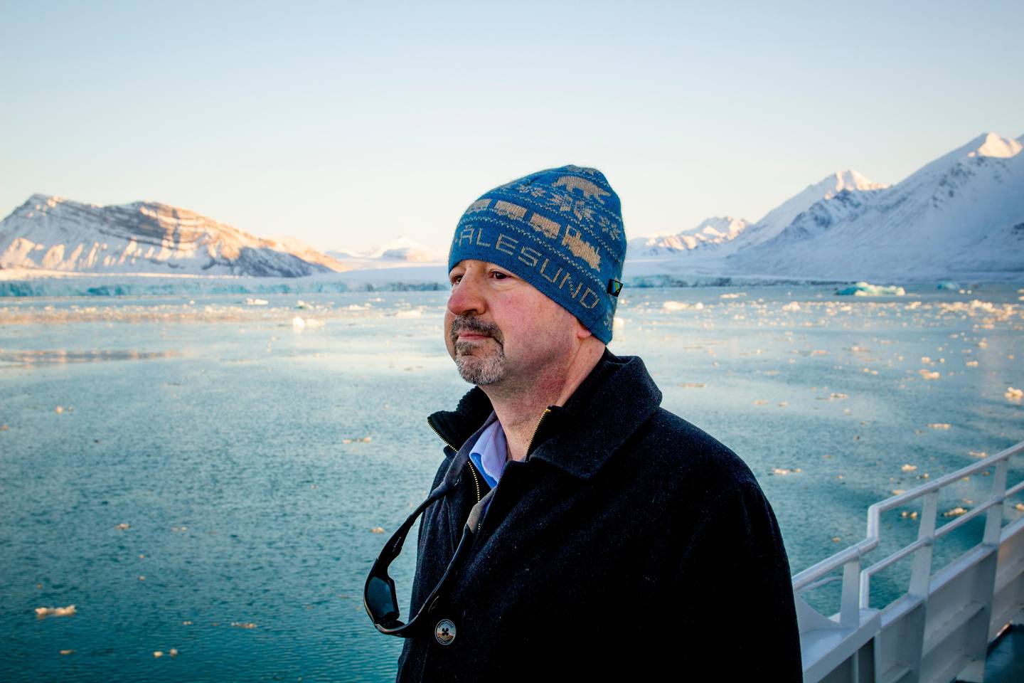 Ny-Ålesund  20180918.
Professor Michael Mann foran kalvende isbreer ved Ny-Ålesund på Svalbard.
Foto: Are Føli / NTB