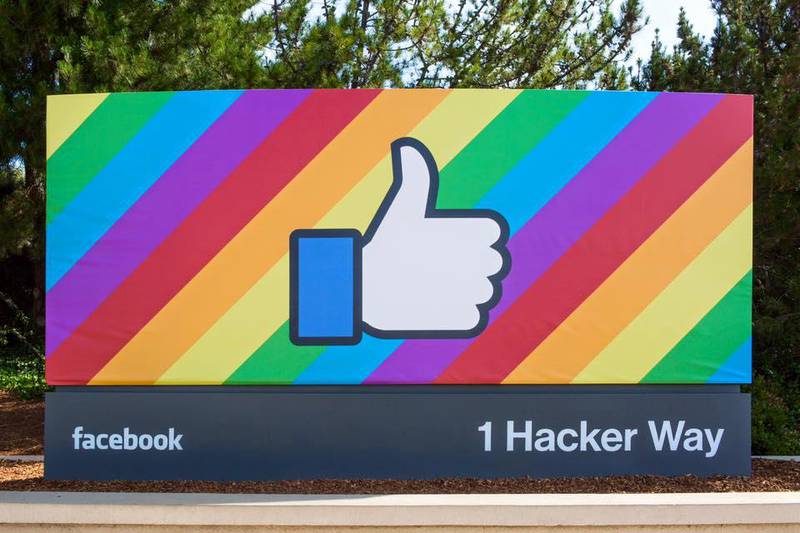 Facebook lanserte selv funksjonen «Celebrate pride», for å markere støtte for homofiles rettigheter.