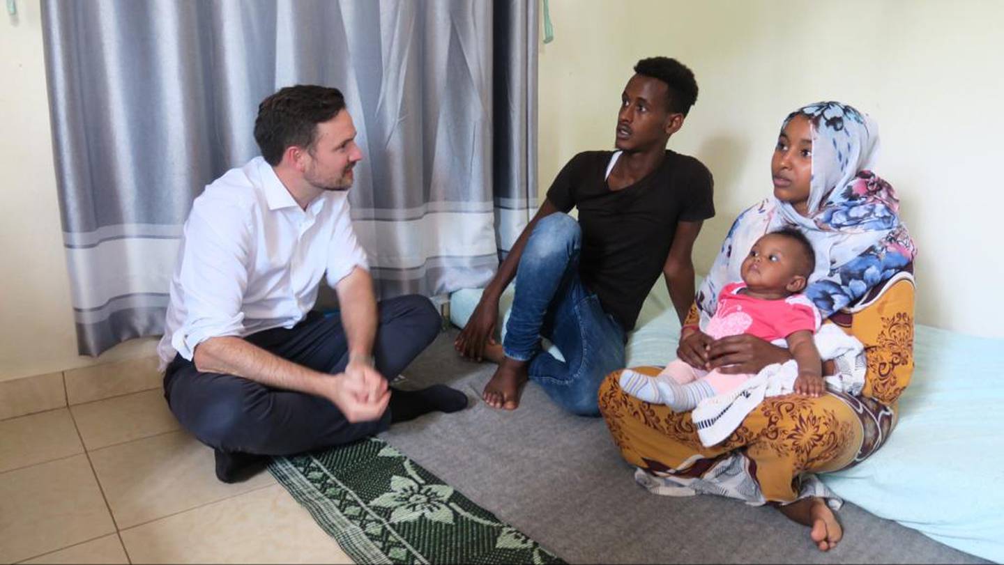 MØTE: Utviklingsminister Dag Inge Ulstein fekk møte fleire av dei 189 som har kome til Gashora frå Libya, her ein liten familie på tre.