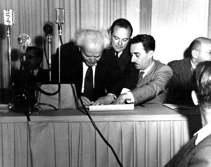  Israelsk statsminister David Ben Gurion, til venstre, signerer en avtale i Tel Aviv, Palestina, som proklamerer den nye jødiske staten Israel, 14. mai 1948.