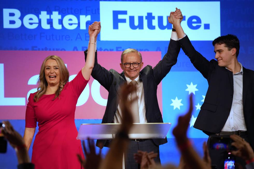 Labor-partiets leder Anthony Albanese (i midten) blir Australias nye statsminister. Her feirer han med sønnen Nathan og partneren Jodie Haydon på valgvake i Sydney. Foto Rick Rycroft / AP / NTB