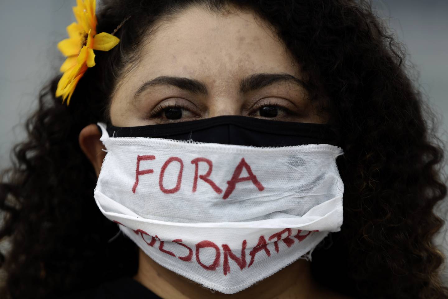 En demonstrant med munnbind med påskriften «Ut med Bolsonaro» på portugisisk, under en protestmarsj mot regjeringens pandemihåndtering i Brasilia i januar. 233.000 mennesker er registrert døde av koronaviruset i Brasil.