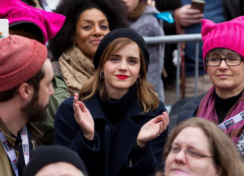 Skuespiller Emma Watson klapper under den massive protesten i USAs hovedstad. 