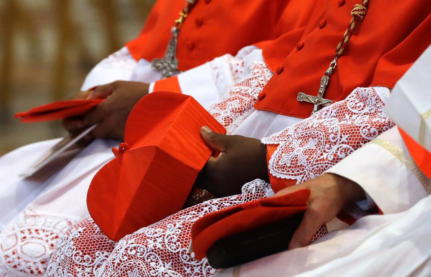 Dette blir også Anders Arborelius´uniform som  kardinal; Rød drakt og blonder. Rødt er martyrenes farge.