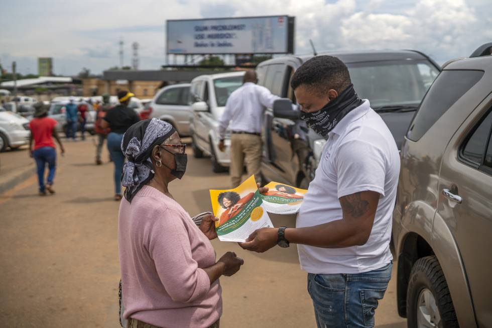 Et begravelsesbyrå deler ut løpesedler i Soweto i Sør-Afrika for å skape større bevissthet om koronasmitte. Slagordet er: «Det haster ikke for oss å se deg». Foto: Jerome Delay / AP / NTB