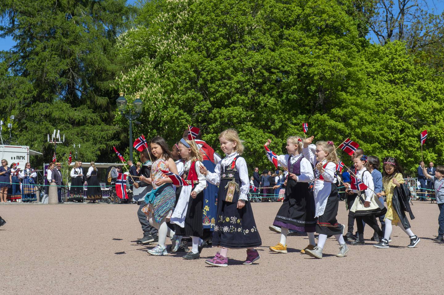 En tradisjonell grunnlovsfeiring er en stor glede, forteller Støre. I Oslo kunne barna endelig vinke til kongefamilien. Foto: Annika Byrde / NTB