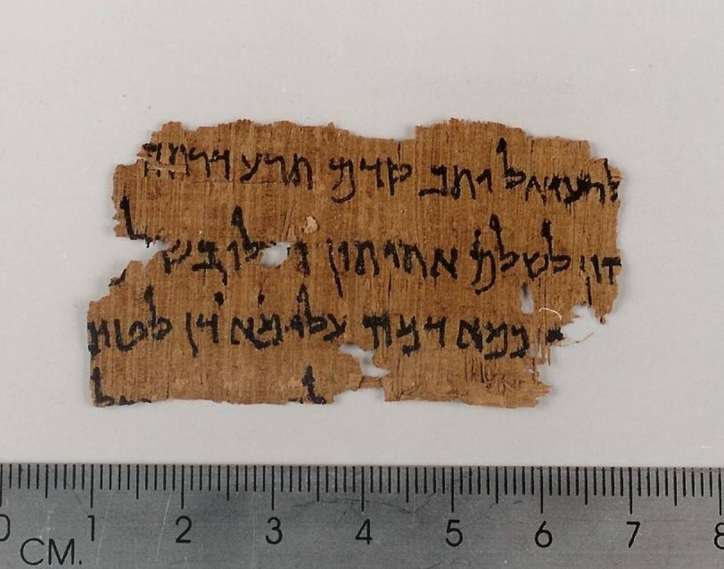 Kando-familien i Betlehem har solgt mange angivelige fragmenter fra Dødehavsrullene, også til den norske samleren Martin Schøyen. Som første avis har Vårt Land fått tilgang til et bilde av et upublisert papyrusfragment av Tobit 7,1-3, som fortsatt er i Kando-familiens eie.