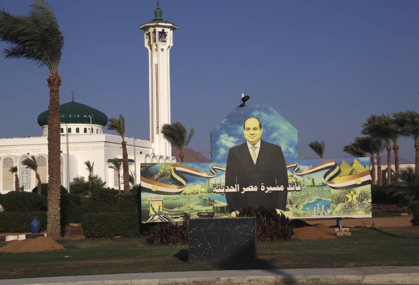 Et stort bilde av Egypts president Abdel Fattah el-Sissi, som grep makten i et militærkupp i 2013, ønsker deltakerne velkommen på neste ukes klimatoppmøte i Sharm el-Sheikh. Foto: AP / NTB