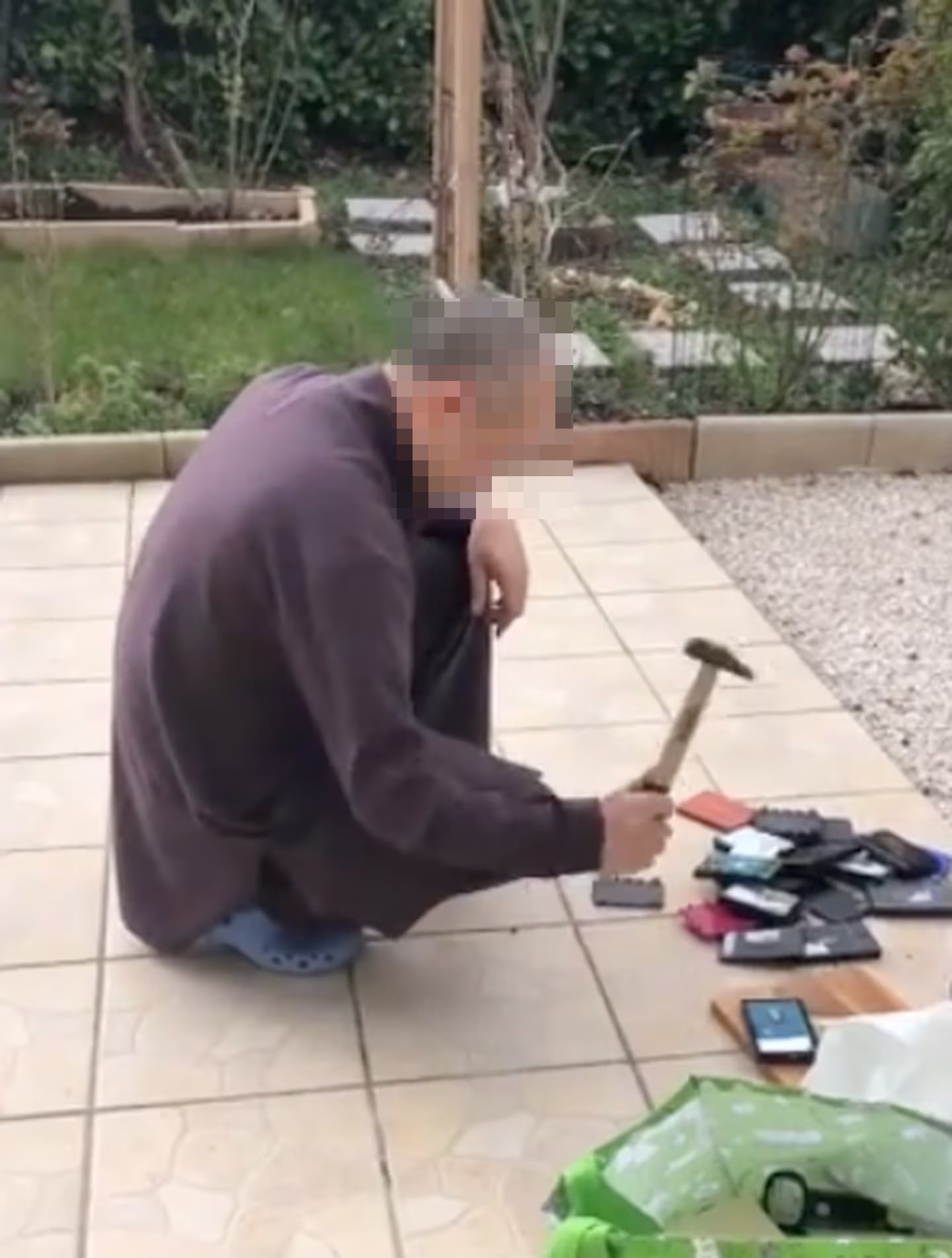 En munk destruerer harddisker på Bao An-senteret i Paris. Det er Tuyet Pham som har tatt videoen.