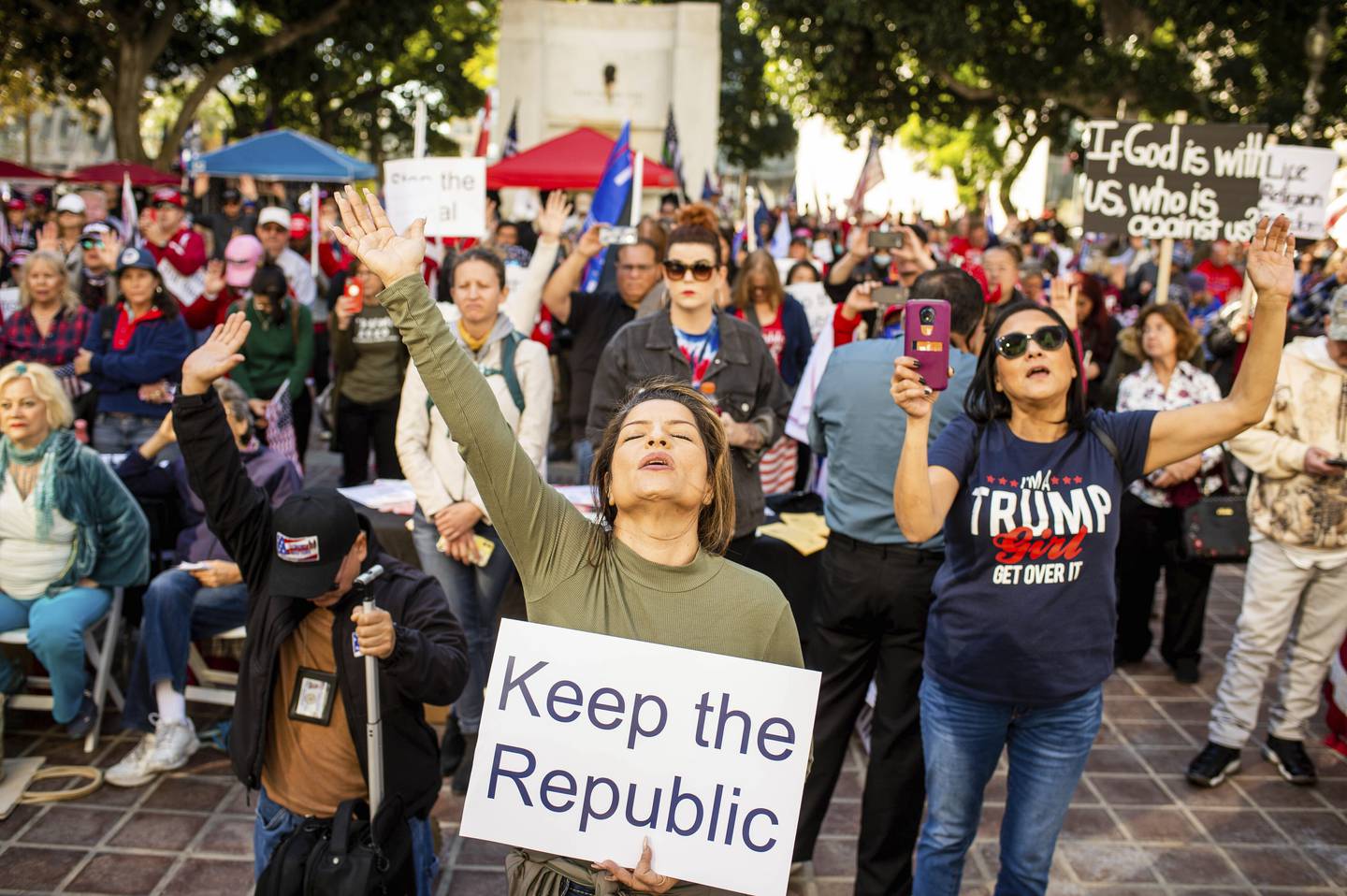 PROTEST: Trump-tilhenger Lorraine Barraza ber under en protest i Losa Angeles, 6. januar. De protesterte mot valgresultatet i byen.