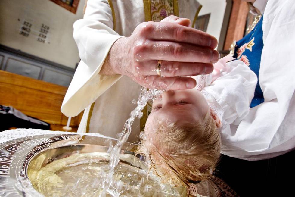 Prost Kari Mangrud Alvsvåg tror dåpen har blitt en dyr feiring for mange, og at en drop in-dåp kan lette presset.