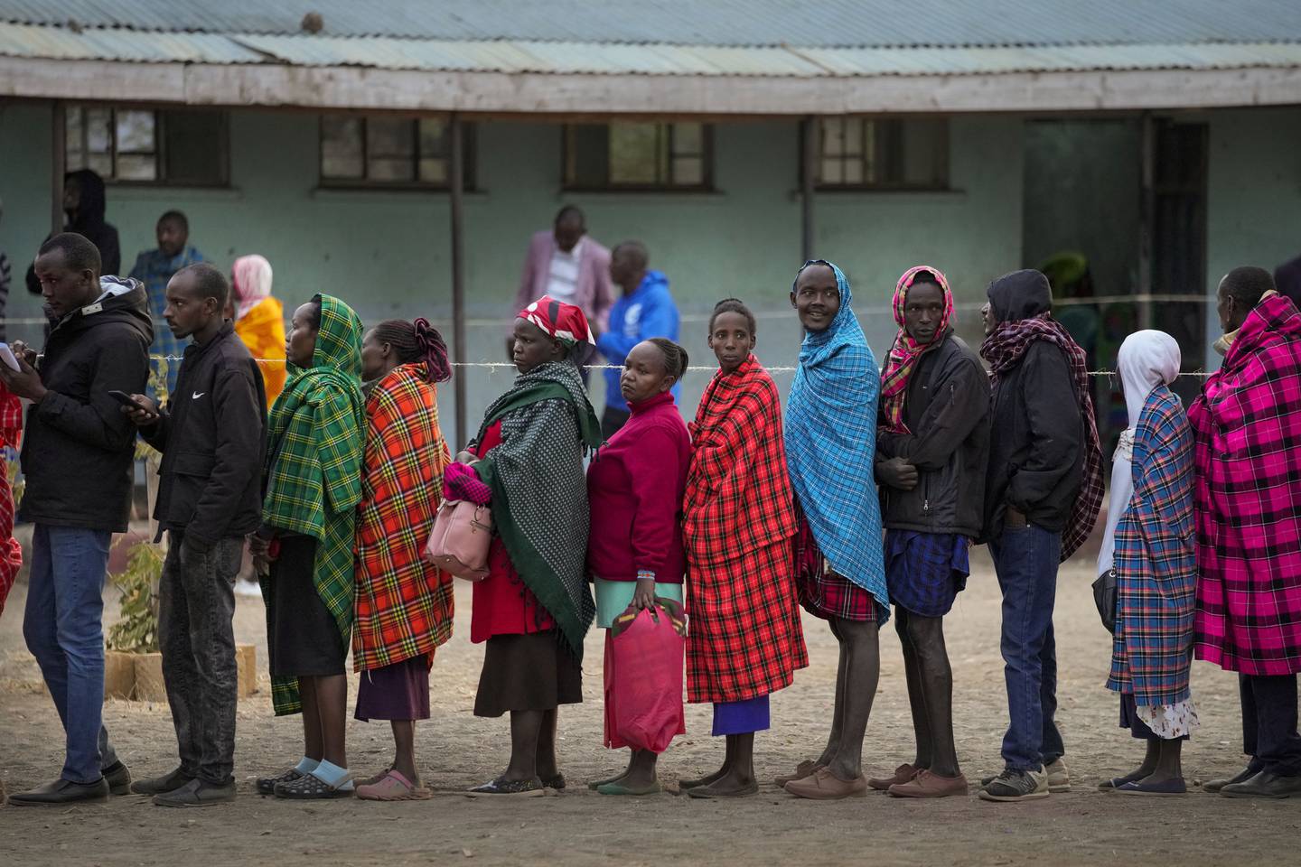 Folk står i kø for å stemme ved barneskolen Oltepesi i Kajiado tirsdag. Foto: Ben Curtis / AP / NTB