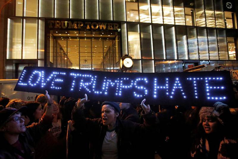 Demonstranter utenfor Trump Tower på Manhattan i New York, USA.