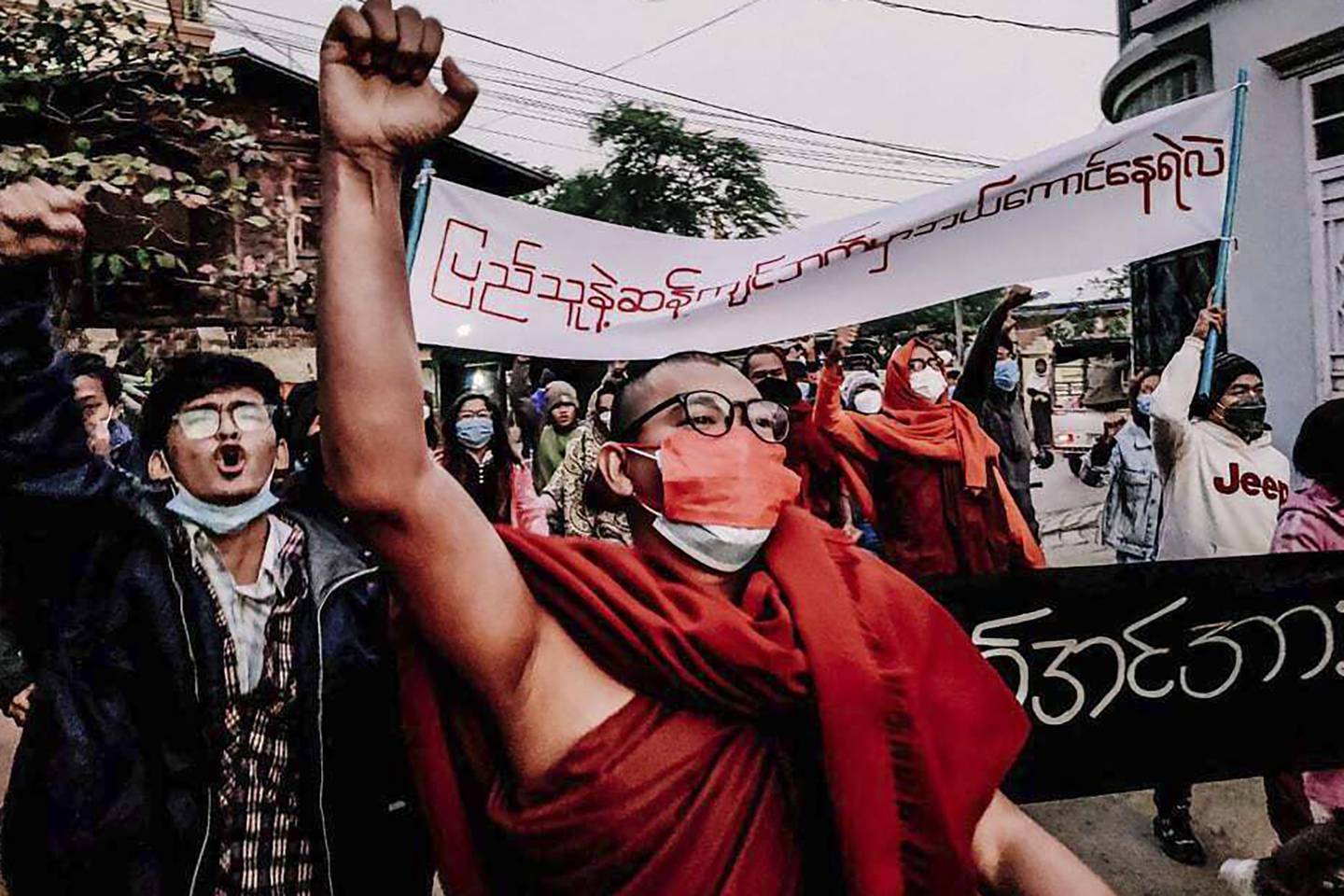 En buddhist-munk deltok i en protest mot militærjuntaen i Mandalay i Myanmar tirsdag morgen. Foto: AP / NTB
