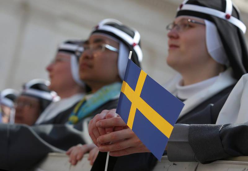 Ei nonne held eit svensk flagg idet ho deltek på kanoniseringa av svenske Elisabeth Hesselblad. 