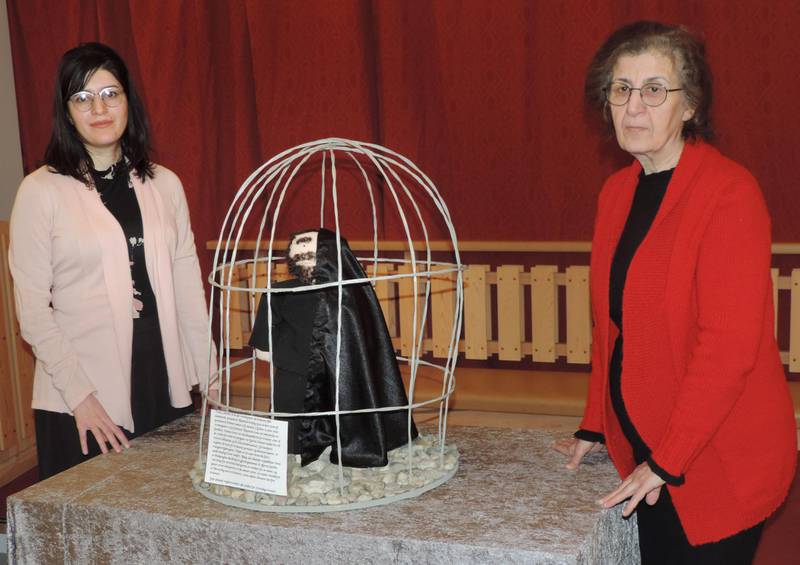 Sefideh Sami og moren, Farangis Namazi, ved en installasjon som hentyder til de mange antikvinnelige lovene som er innført av regimet i Iran.