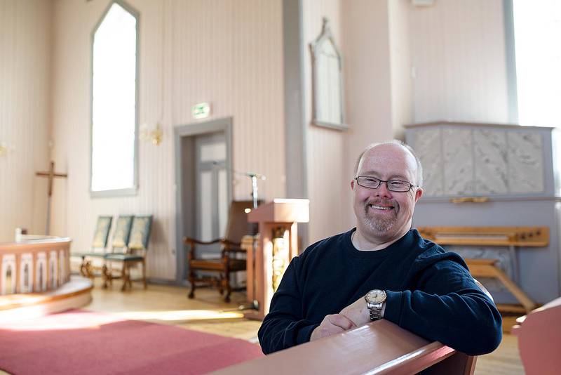I over ti år har Ole Jørgen Rønningen båret korset fram til alteret ved begynnelsen av guds­tjenestene i Rælingen kirke