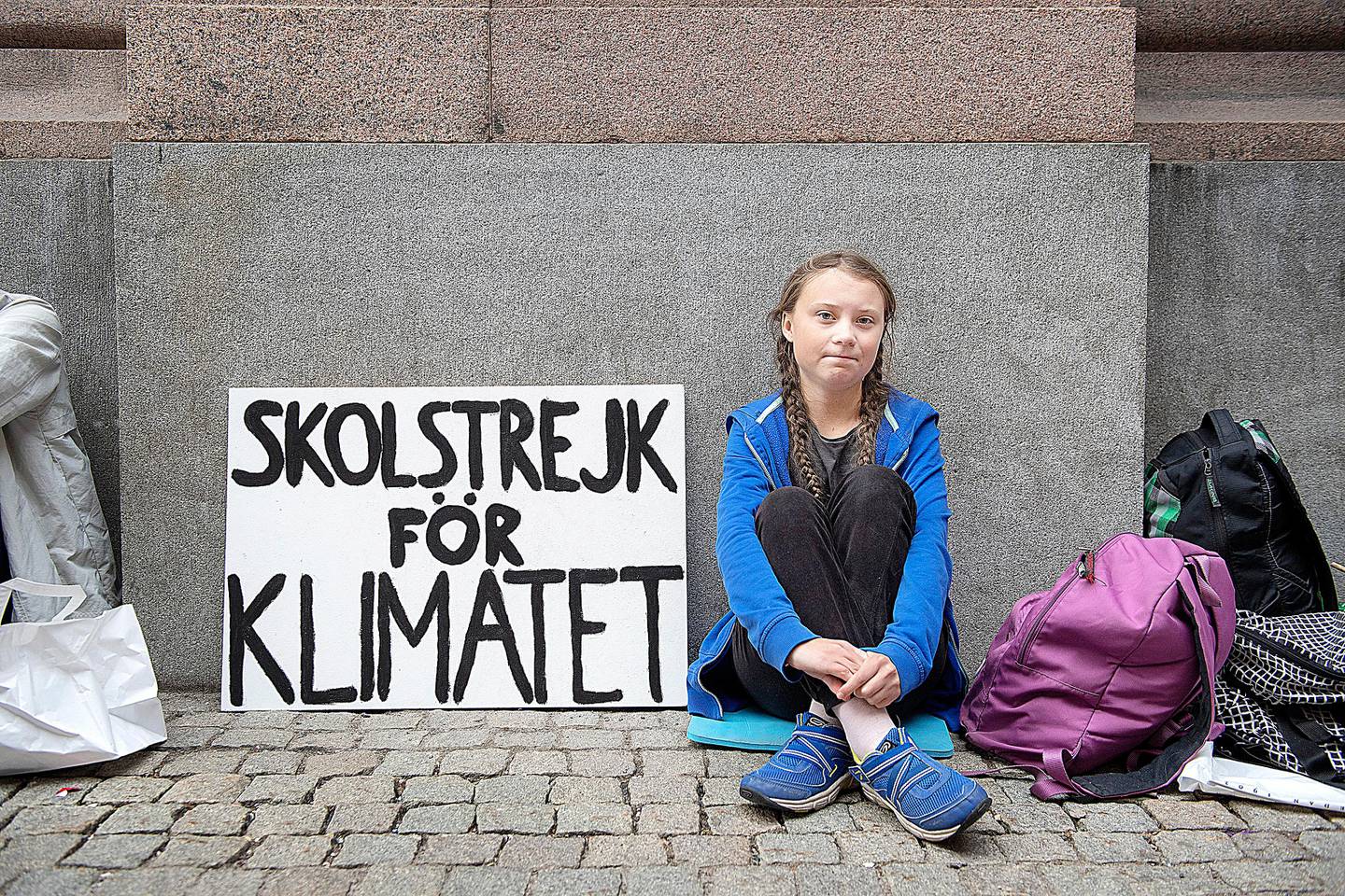 STOCKHOLM, SVERIGE 20180822.
Greta Thunberg på 15 år er i streik fra skolen, hun sitter utenfor Riksdagen i Stockholm, og tenker å fortsette med det helt frem til valget.
- Siden ingen andre gjør noe med klimaet, så vil jeg gjøre det. Det er mitt moralske ansvar å gjøre noe, sier hun.
Foto: Jessica Gow/TT NYHETSBYRÅN / NTB scanpix