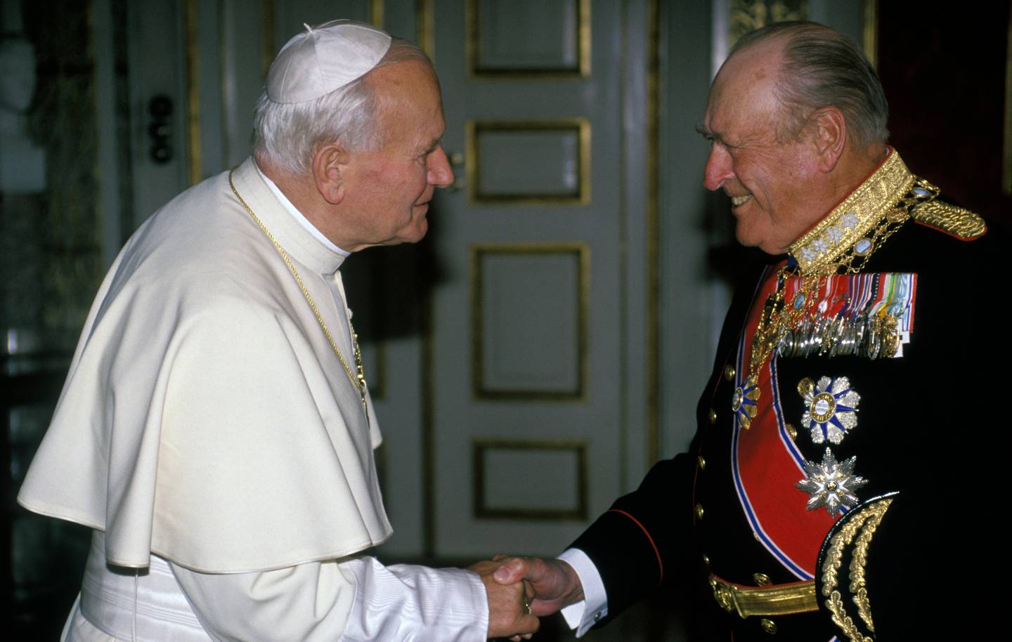 Oslo 1. juni 1989.
Pave Johannes Paul II hilser på kong Olav på slottet i Oslo.
Foto:Knut Falch / SCANPIX