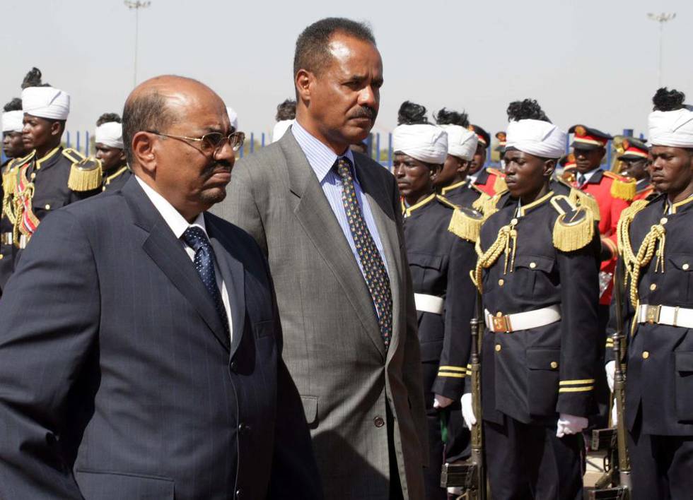Siden 1993 har Isaias Afewerki (midt på bildet) vært Eritreas mektige president. Den tidligere frigjøringshelten er nå stemplet som en internasjonal paria, i likhet med Sudans president Omar Al-Bashir (til venstre). Bildet er fra et statsbesøk i Sudan i 2006.