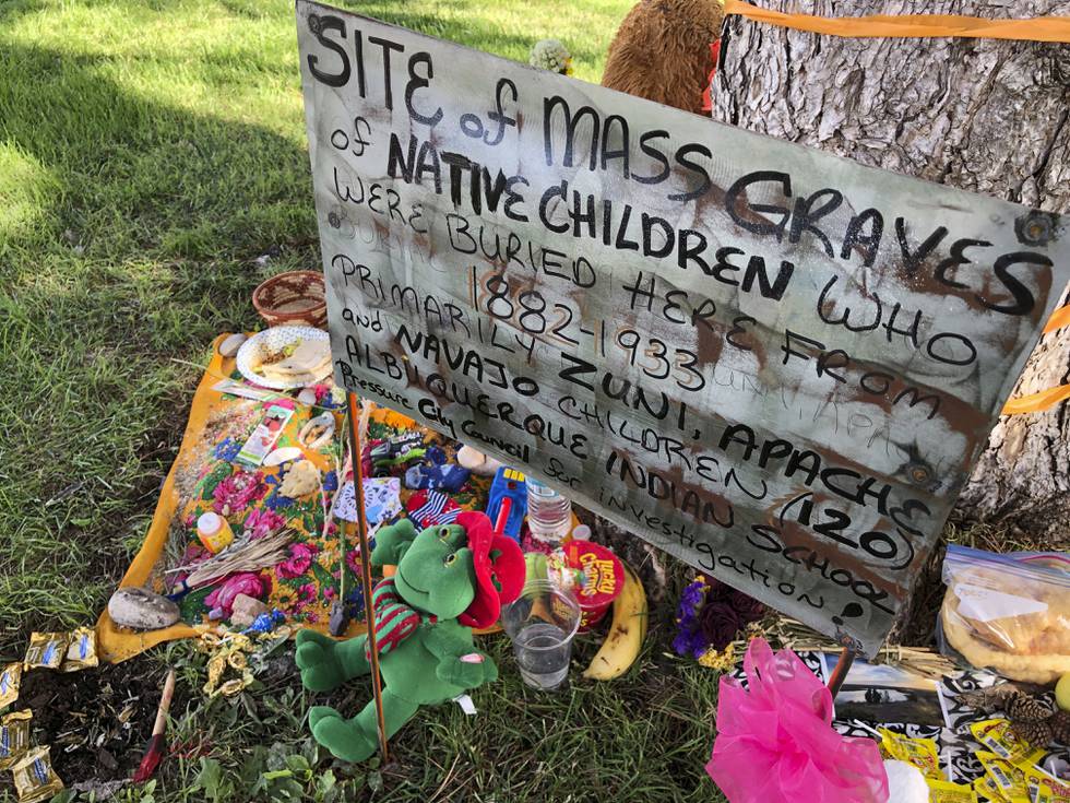 Et improvisert minnested for flere titalls urfolksbarn som døde på en kostskole i Albuquerque i New Mexico. Minst 500 barn døde ved kostskoler for urbefolkningen i USA, går det fram i en granskning. Antallet døde kan komme til å stige voldsomt. Foto: Susan Montoya / AP / NTB