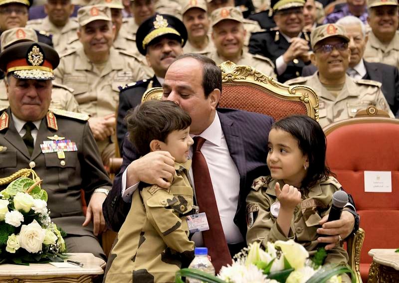 Egypts president Abdel-Fattah el-Sisi har før neste ukes presidentvalg feid all opposisjon til side. Ytringsfriheten er kneblet, men mediene rapporterer fra seanser som denne, der Sisi omfavner uniformerte barn på en konferanse til minne for landets martyrer.